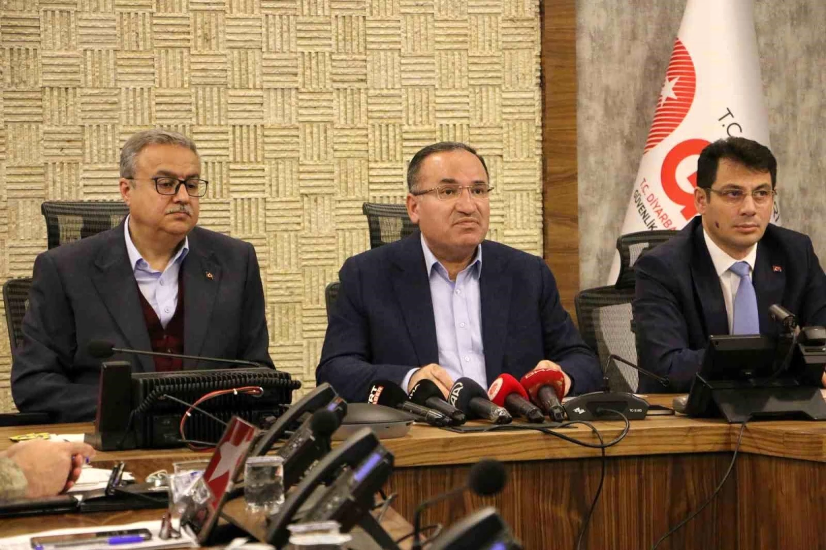 Adalet Bakanı Bozdağ: "Bugüne kadar bin 219 şüpheli hakkında adli işlem başlatıldı, bunlardan 284 şüpheli tutuklandı"