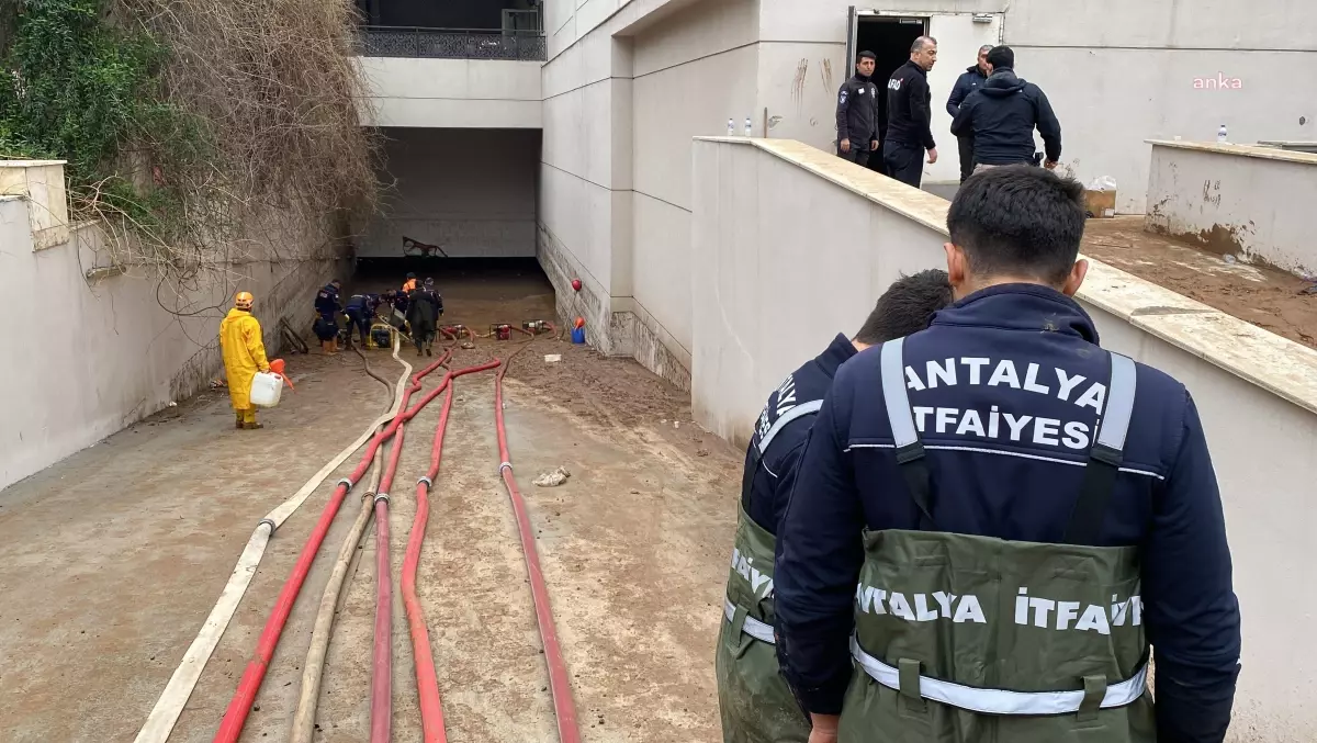 Antalya Büyükşehir Belediyesi İtfaiyesi, Şanlıurfa\'da Su Tahliye Çalışmalarına Destek Veriyor