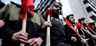 Atina'da grev kararı alan 20 bin kişiden tren kazası protestosu
