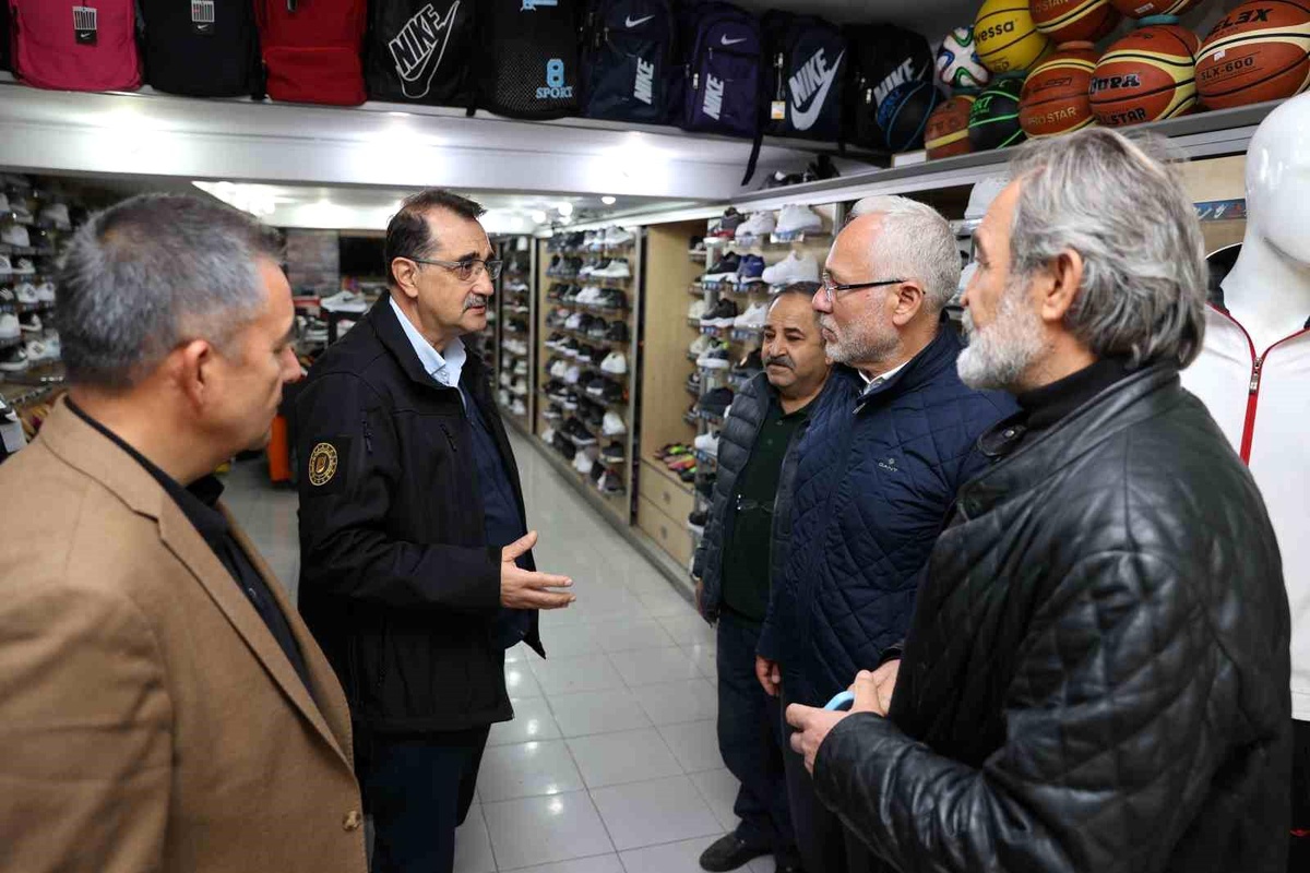 Bakan Dönmez, depremden etkilenen İskenderun\'da esnafı ziyaret etti