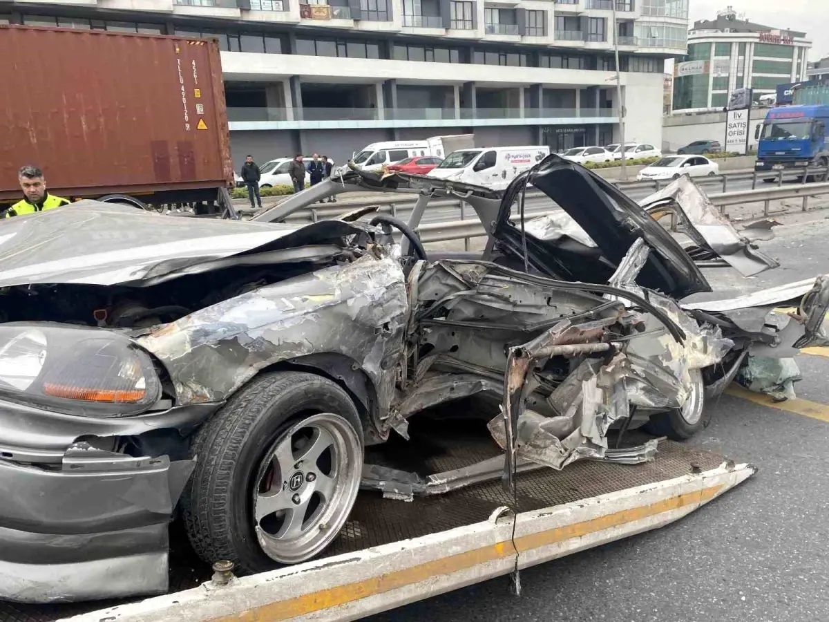 Beylikdüzü\'nde feci kaza: 2 ölü, 1 ağır yaralı