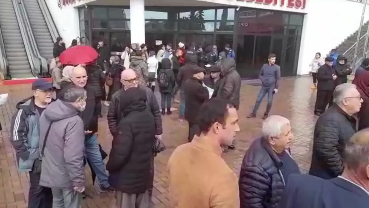 Bolu\'da 4.8 Büyüklüğündeki Deprem Sonrası Vatandaşlar Sokaklara Çıktı