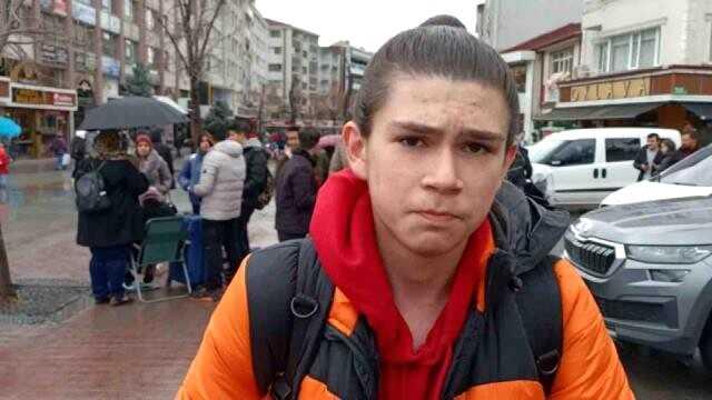 Bolu'daki 4.8'lik depreme lokantada yakalandılar! Bir anda sandalyelerden kalkarak dışarıya koştular Bolu'daki 4.8'lik depreme lokantada yakalandılar! Bir anda sandalyelerden kalkarak dışarıya koştular