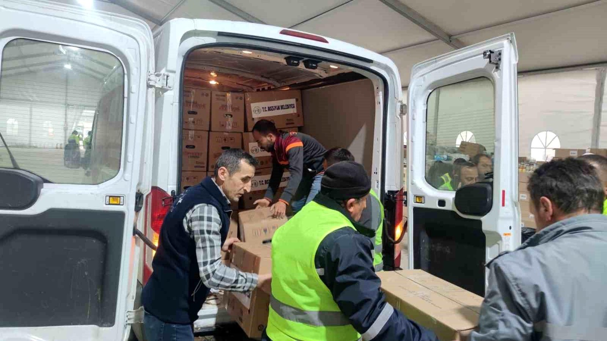 Bozüyük Belediyesi\'nden deprem bölgesine mont yardımı