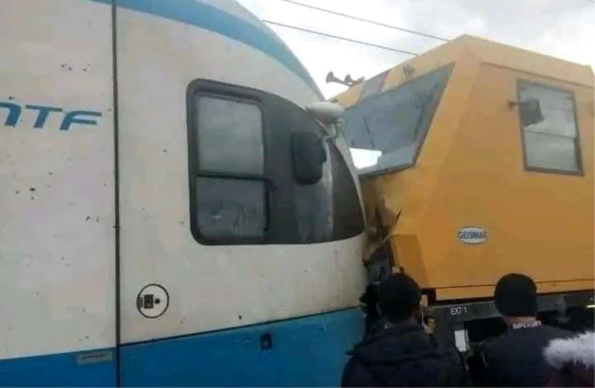Cezayir\'de yük treni tramvayla çarpıştı: 7 yaralı
