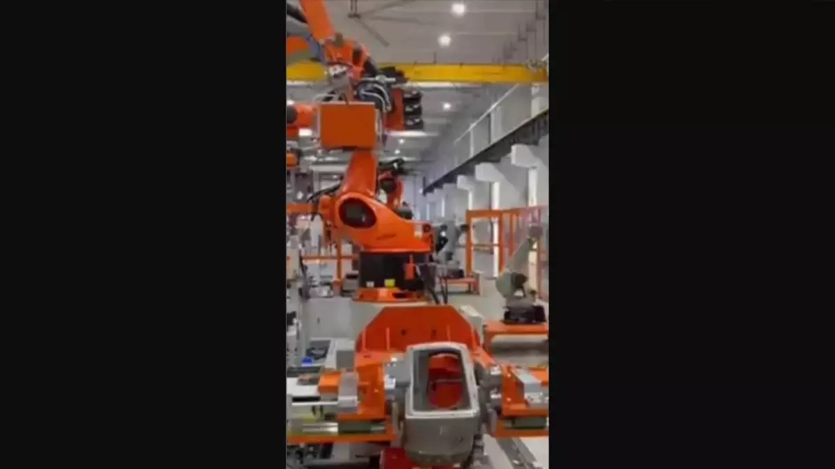 Çin\'de \'Robotların Robot Yaptığı\' Akıllı Üretim Hattından Görüntüler