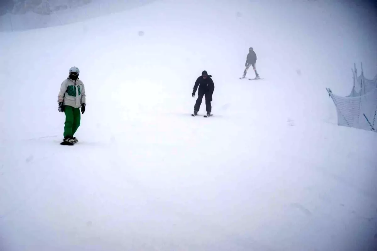 Deprem bölgesinde görev yapan doktorlar kayak yaparak stres attı