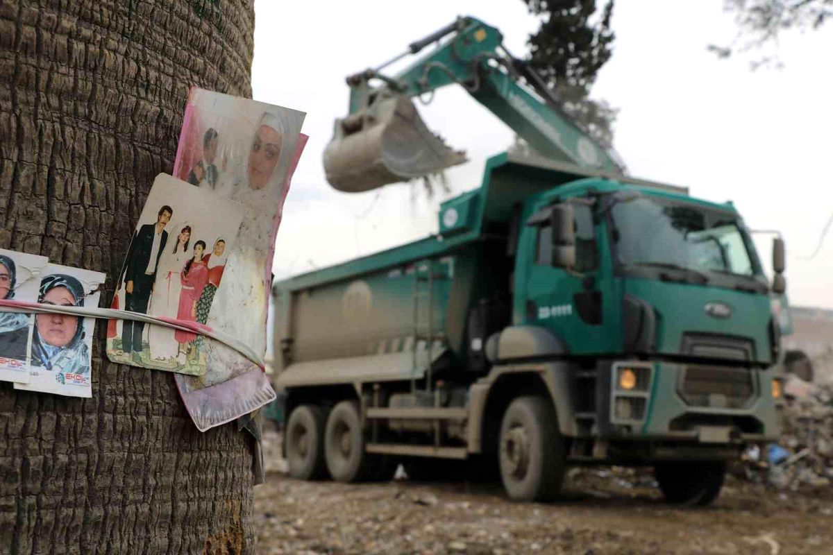 Deprem geride acı hatıralar bıraktı: Enkazdan çıkan fotoğraflar ağaçlara bağlanıyor