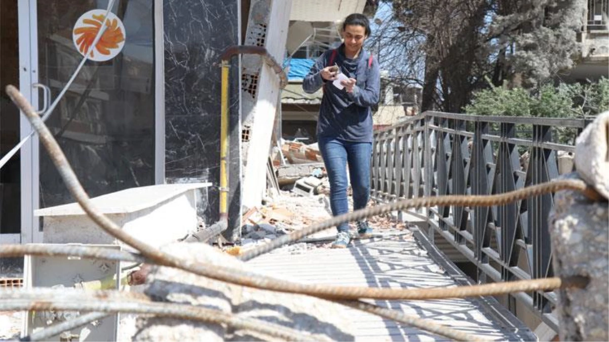 Depremzede, ağır hasarlı evine girdiğinde gözlerine inanamadı! 38 gün sonra canlı bulundu