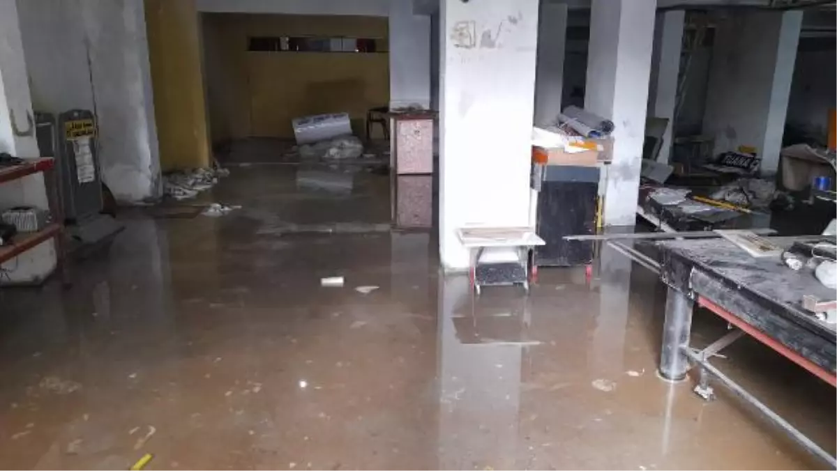 Depremzede çiftin sığındığı iş yerini su bastı, hamile eş hastanelik oldu