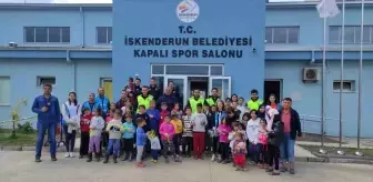Depremzede çocuklar polislerle halat çekme yarışması yaptı