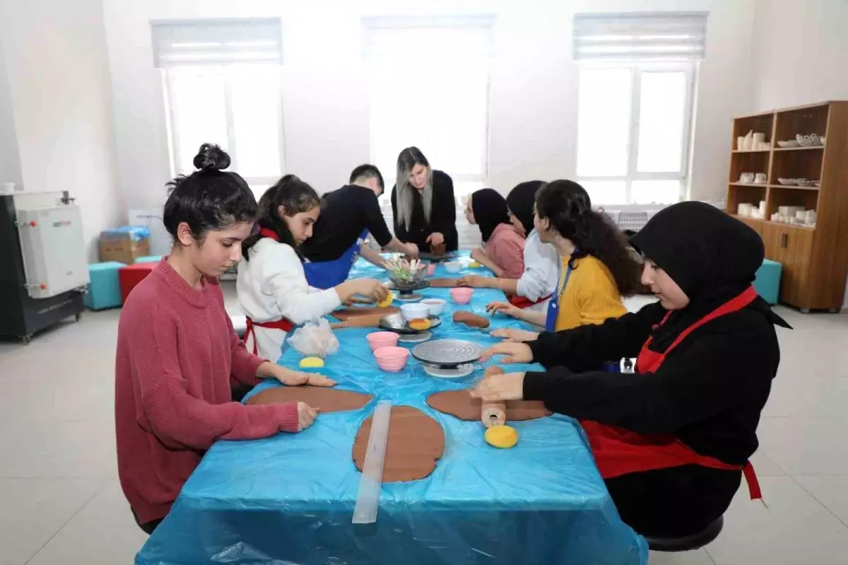 Depremzede çocukların yaraları Ağrı\'da sarılıyor