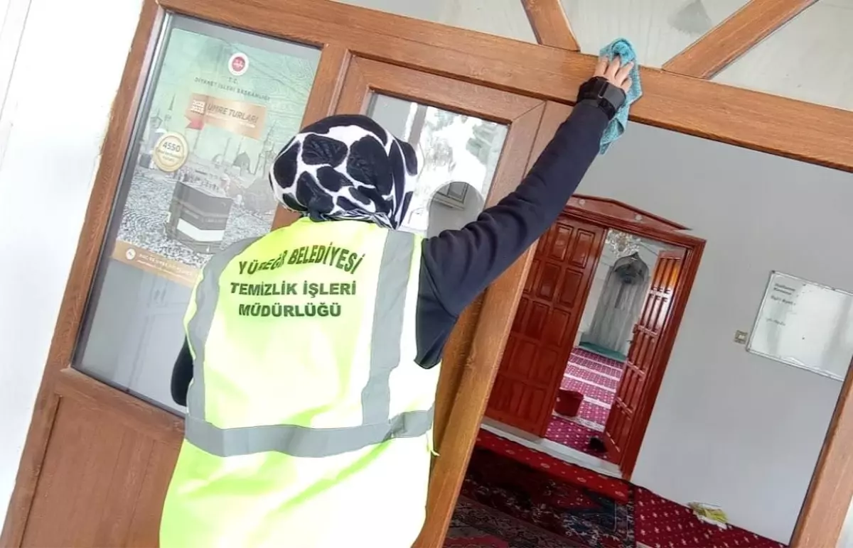 Yüreğir Belediyesi deprem bölgelerindeki camilerde temizlik çalışmalarını sürdürüyor