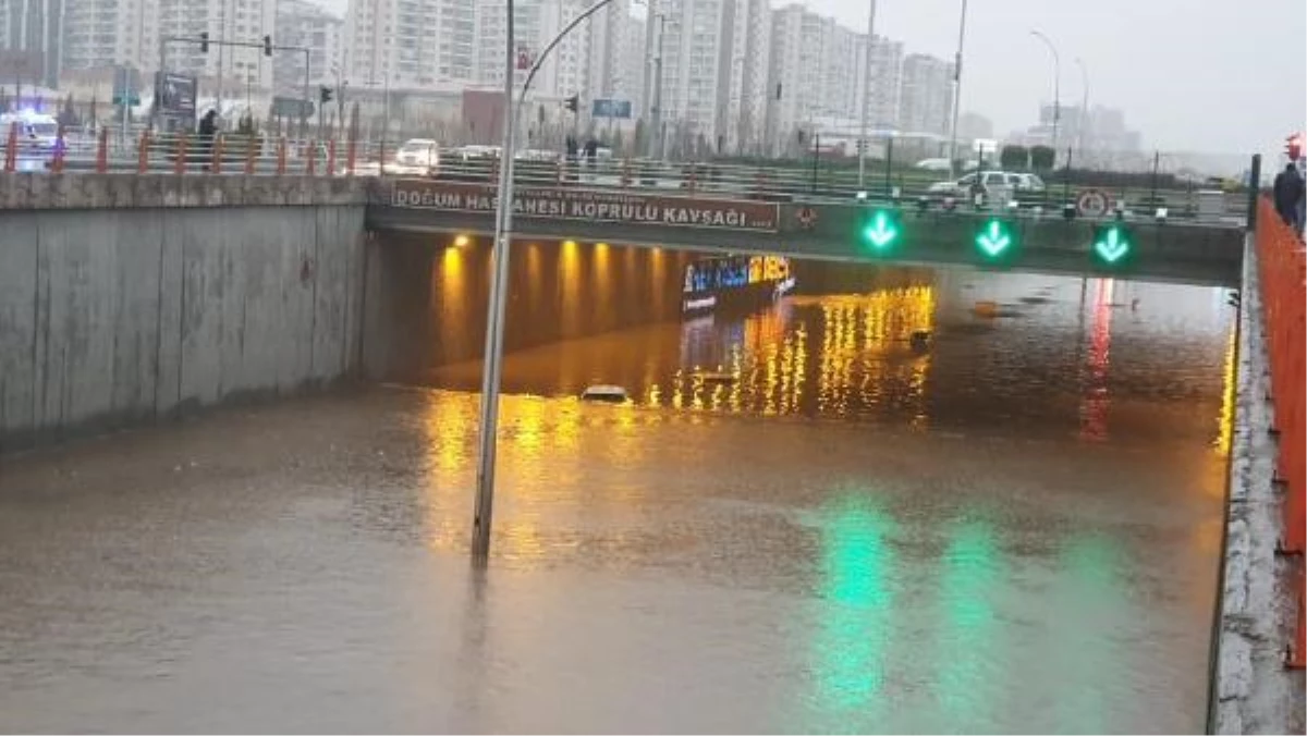 Diyarbakır\'daki kuvvetli yağış; 9 otomobil hasar gördü, 80 ev ve iş yerini su bastı