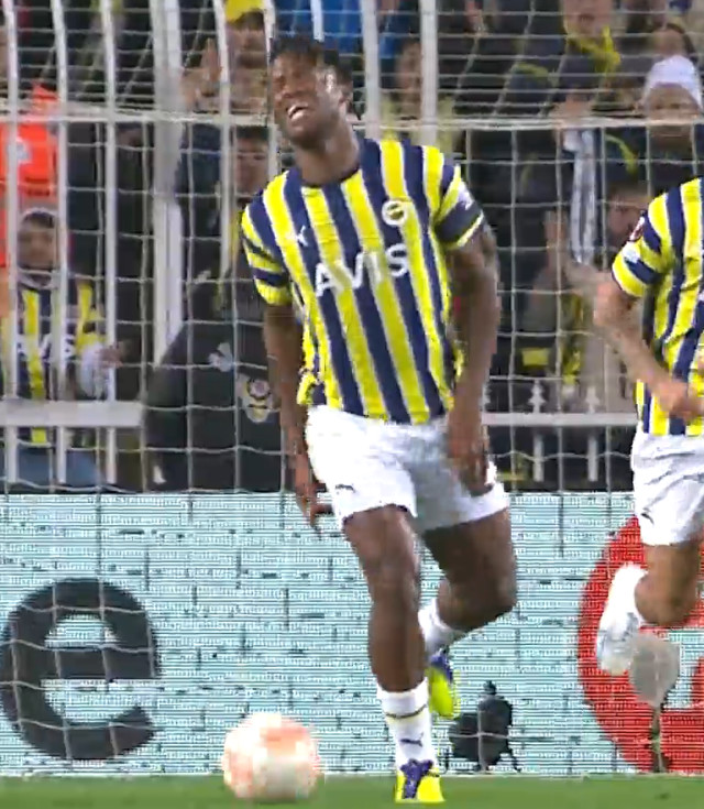 Fenerbahçe, Sevilla maçına şanssız başladı! Batshuayi, sedyeyle oyundan çıktı