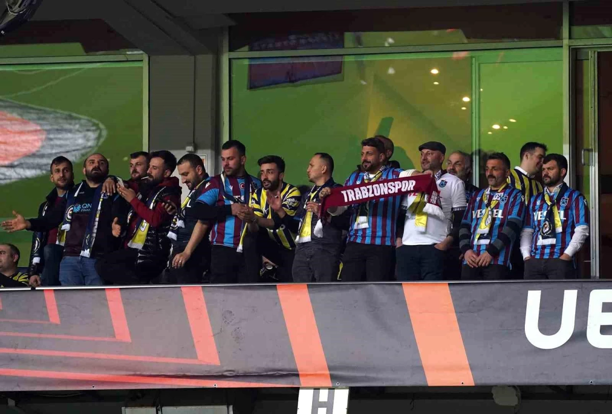 Fenerbahçeli Elif\'i enkazdan kurtaran ekip Fenerbahçe Sevilla maçını izledi