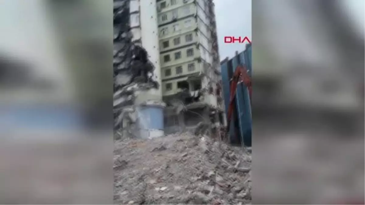 GALERİA SİTESİ\'NİN SON BLOKU YIKIM SIRASINDA ÇÖKTÜ; O ANLAR KAMERADA