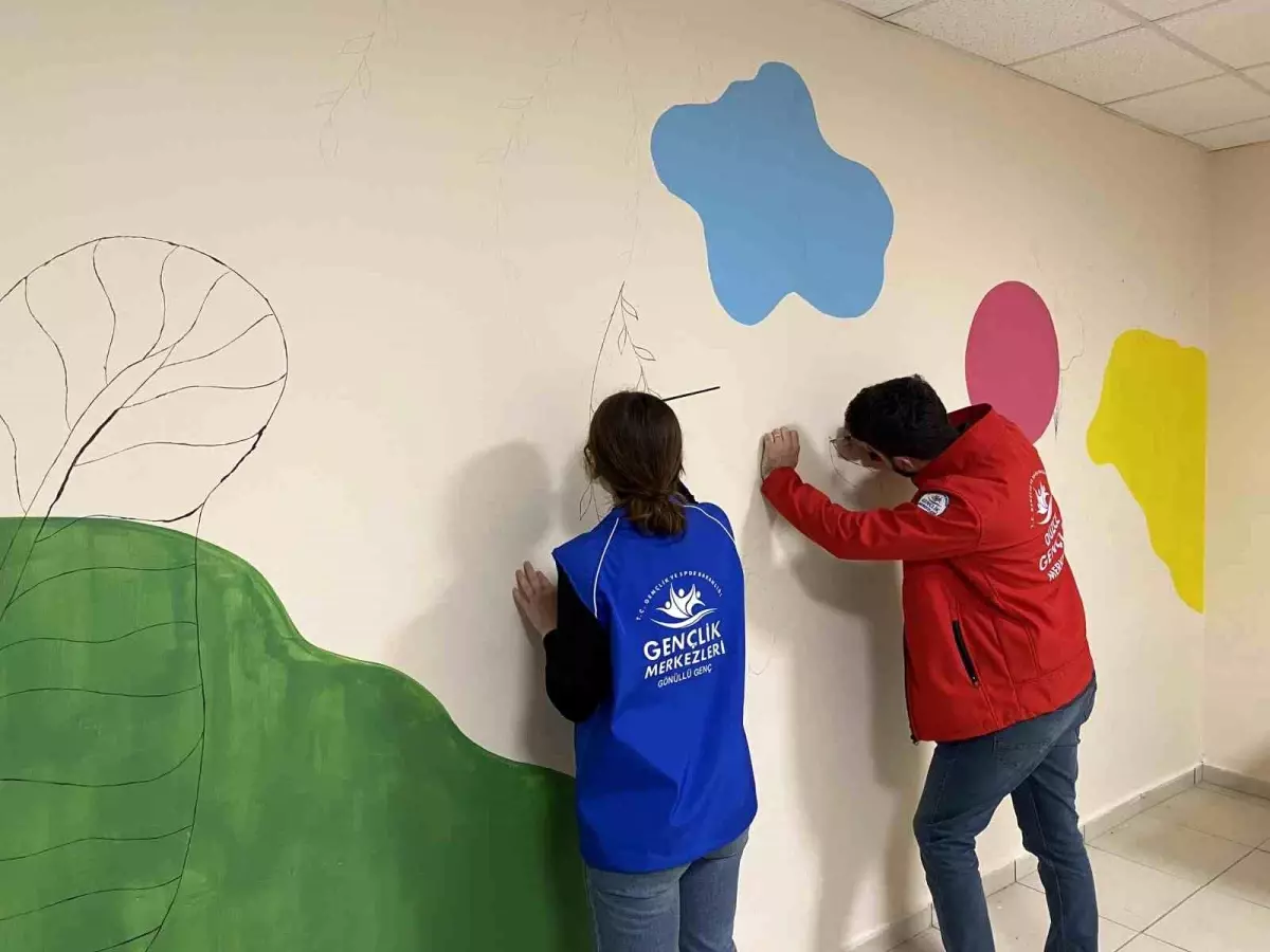 Gençler minik depremzedelerin oyun odasını boyadı