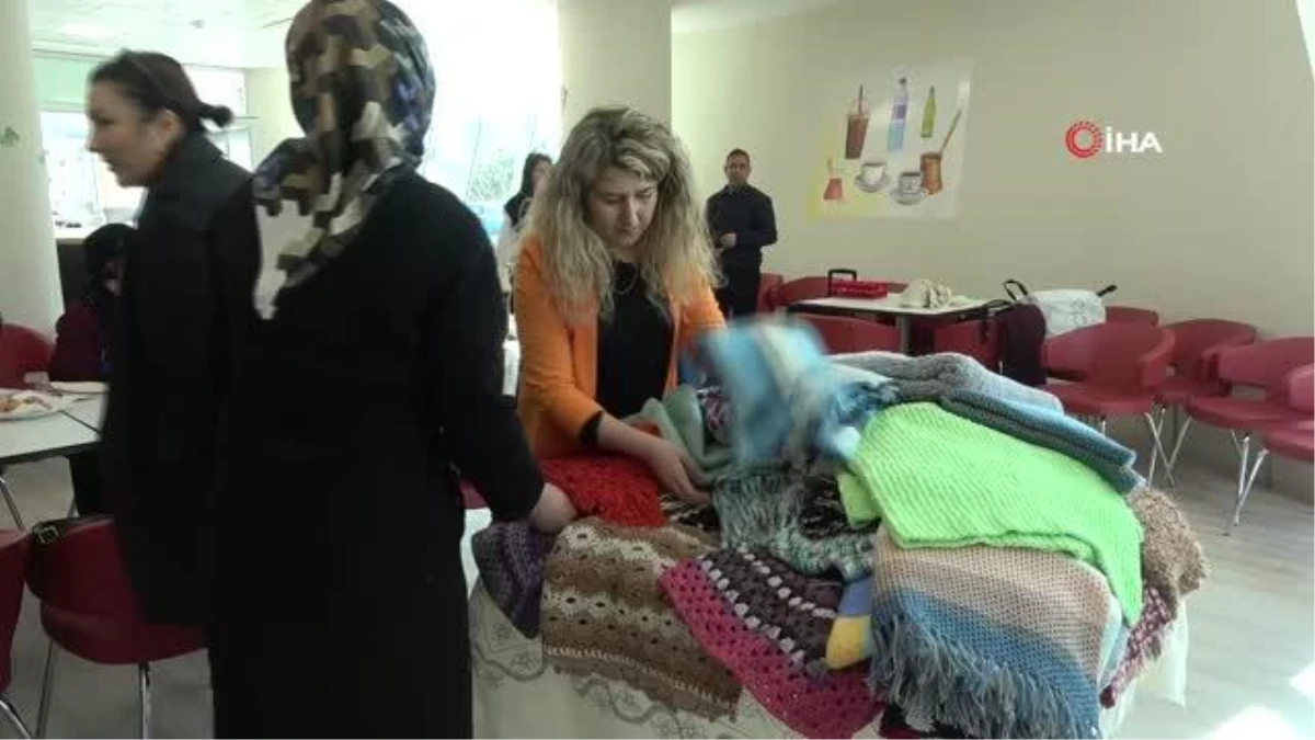 Gönüllü kadınlar, yaşlılar için buluşup battaniye ördü