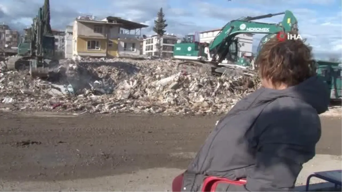 Gurbetçi kadının enkaz başında umutlu bekleyişi