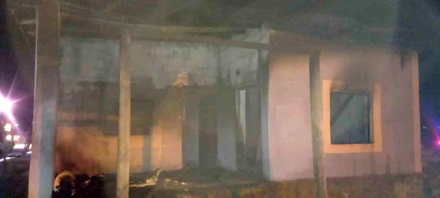 Gürpınar'da alevlere teslim olan ev kullanılamaz hale geldi