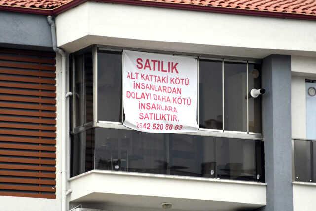 GÜRÜLTÜ YAPAN KOMŞULARINA KIZDI, 'DAHA KÖTÜ İNSANLARA SATILIKTIR' YAZISI ASIP EVİNİ SATIŞA ÇIKARDI GÜRÜLTÜ YAPAN KOMŞULARINA KIZDI, 'DAHA KÖTÜ İNSANLARA SATILIKTIR' YAZISI ASIP EVİNİ SATIŞA ÇIKARDI