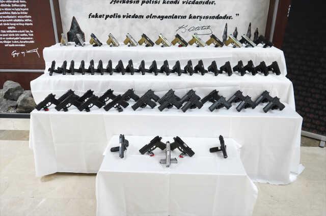 Hamzabeyli Sınır Kapısı'nda 59 tabanca ele geçirildi; Bulgar çift gözaltına alındı Hamzabeyli Sınır Kapısı'nda 59 tabanca ele geçirildi; Bulgar çift gözaltına alındı