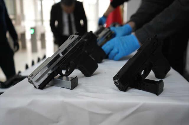 Hamzabeyli Sınır Kapısı'nda 59 tabanca ele geçirildi; Bulgar çift gözaltına alındı Hamzabeyli Sınır Kapısı'nda 59 tabanca ele geçirildi; Bulgar çift gözaltına alındı