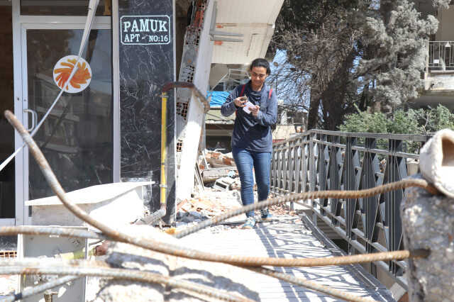 Hatay'da depremzede, ağır hasarlı evine girdiğinde gözlerine inanamadı Hatay'da depremzede, ağır hasarlı evine girdiğinde gözlerine inanamadı