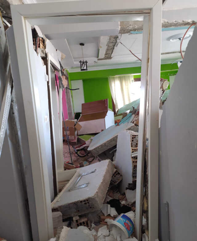 Hatay'da depremzede, ağır hasarlı evine girdiğinde gözlerine inanamadı Hatay'da depremzede, ağır hasarlı evine girdiğinde gözlerine inanamadı