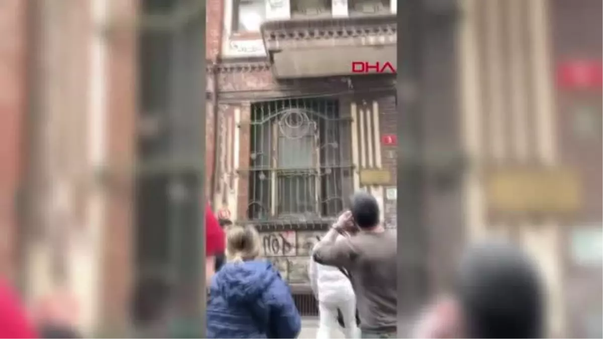 KADIKÖY\'DE OPERA SANATÇISI DOKTOR İHSAN ÜNLÜER\'İN EVİNDE YANGIN ÇIKTI