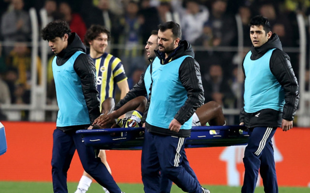Kanarya, Avrupa'ya veda etti! 2-0 kaybettiği ilk maçın rövanşında Sevilla'yı 1-0 mağlup eden Fenerbahçe, Avrupa Ligi'nden elendi
