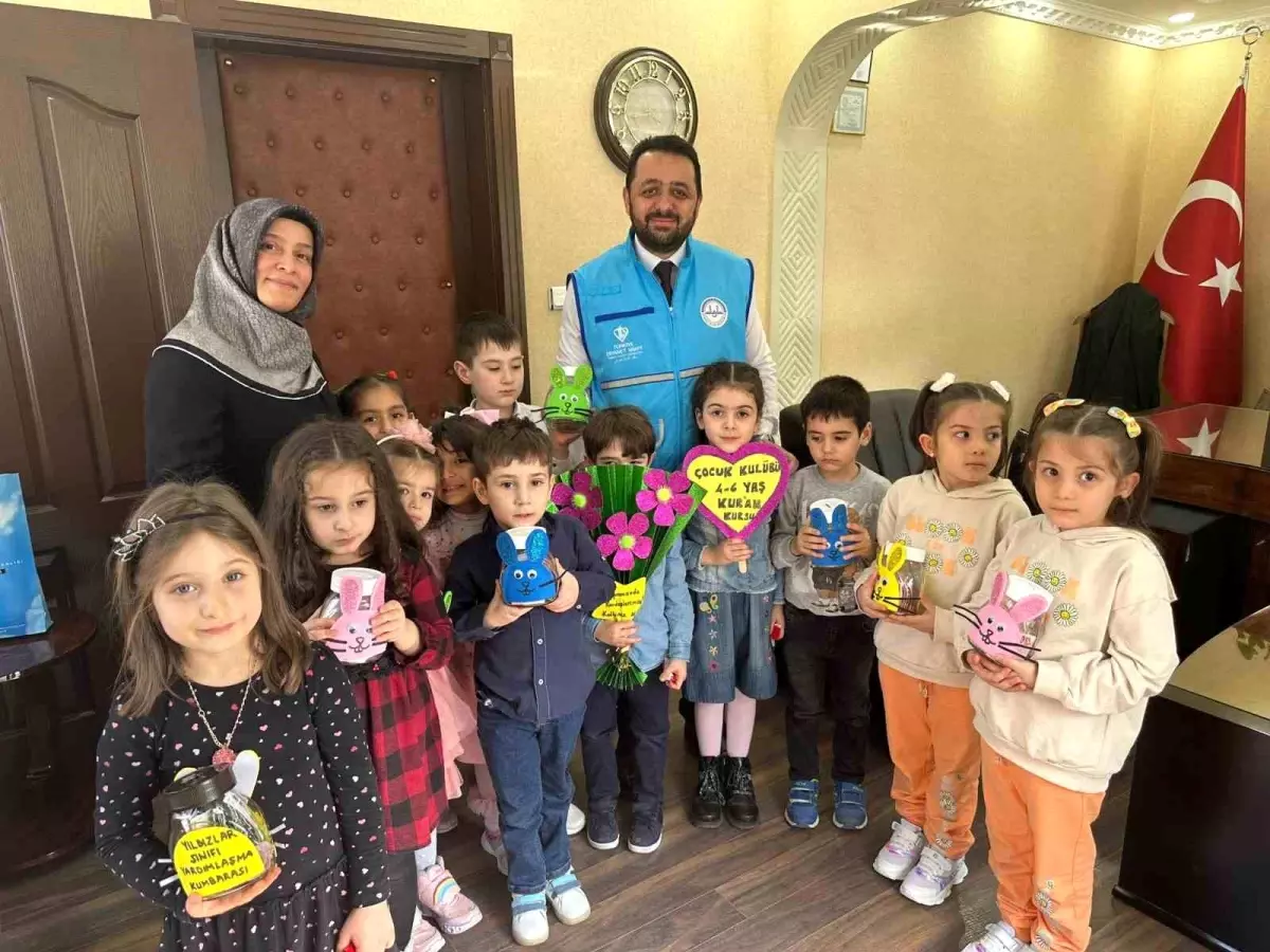 Kur\'an Kursu öğrencisi minikler kumbaralarını depremzede akranlarına bağışladı