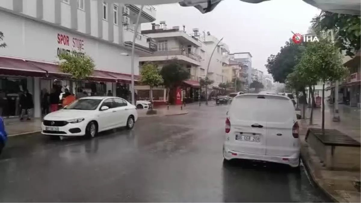 Manavgat\'ta 1 saat süren sağanak esnaf ve turistlere zor anlar yaşattı