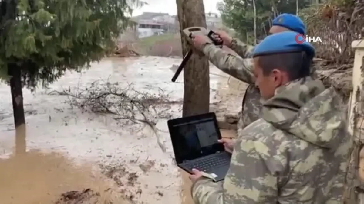 Mehmetçik, Adıyaman\'da sel felaketinden dolayı kaybolan vatandaşları aramaya devam ediyor