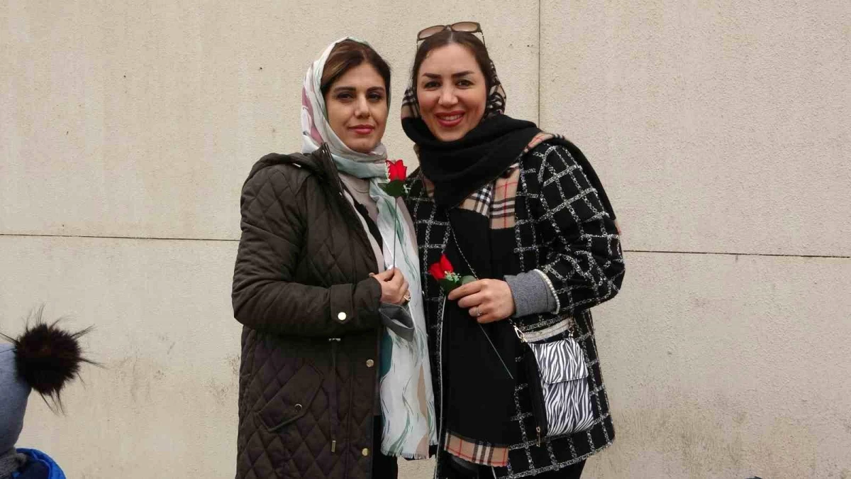 Nevruz tatili için gelen İranlı turistler Yüksekova\'da güllerle karşılandı