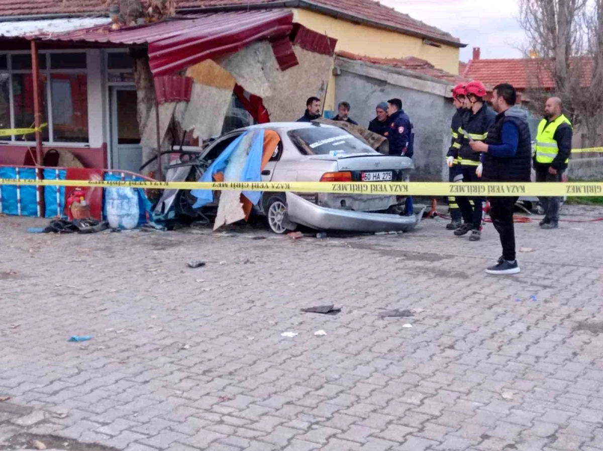 Nevşehir\'de lastiği patlayan otomobil dehşet saçtı: 2 ölü, 2 yaralı