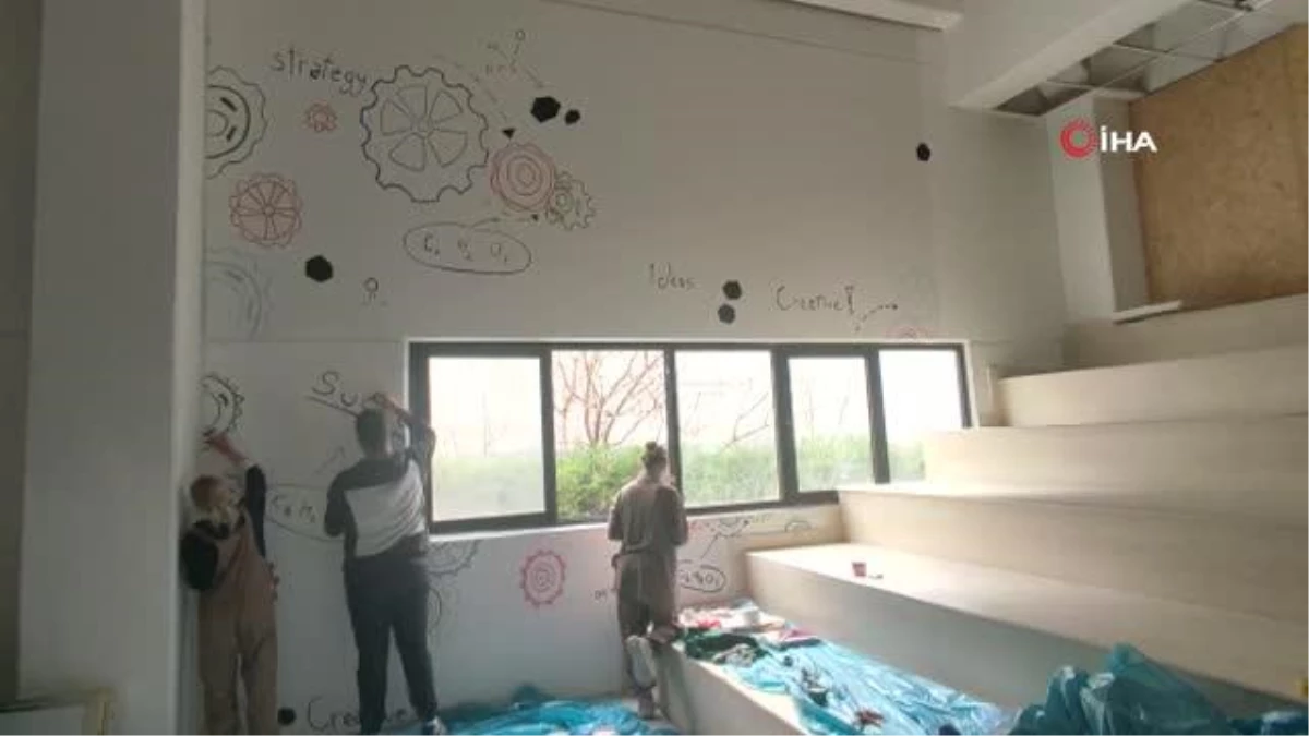 Öğrenciler tuval gibi kullandıkları duvarları sanat eserine dönüştürüyor.