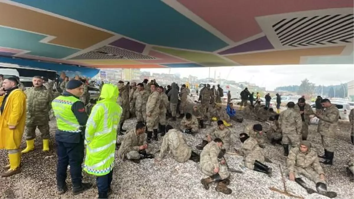 ŞANLIURFA\'DAKİ SEL FELAKETİNDE ÖLÜ SAYISI 14 OLDU; GÜVENLİK KORUCULARI SEL TEMİZLİĞİNDE