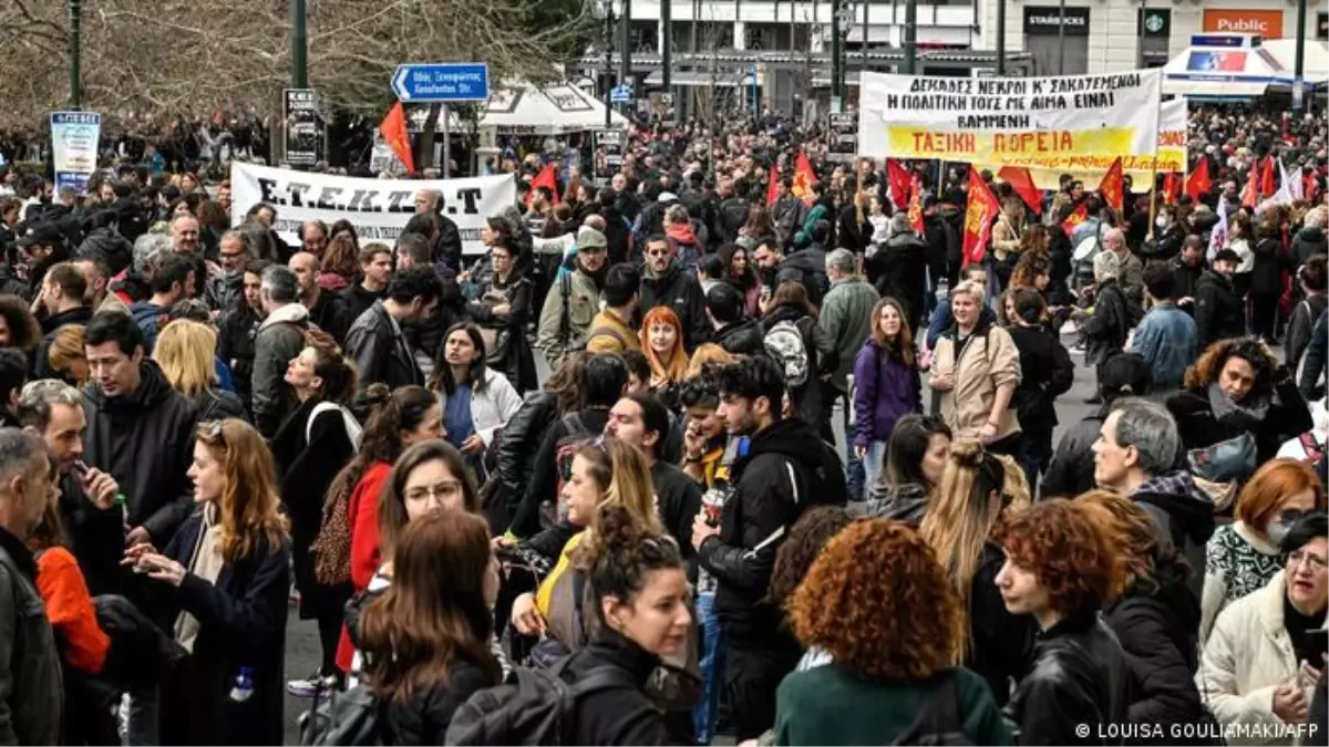 Tren kazası protestoları: Yunanistan\'da hayat felç oldu