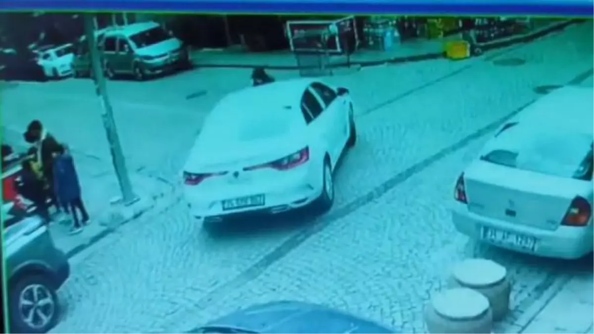 ZEYTİNBURNU\'NDA OTOMOBİLİN ALTINDAN KALAN KADINI ÇEVREDEKİLER KURTARDI