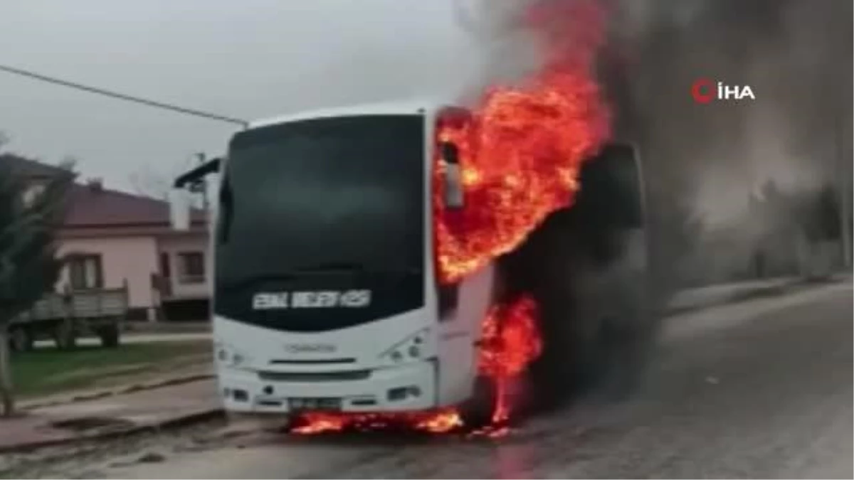 25 öğrencinin bulunduğu servis midibüsü seyir halinde alev aldı