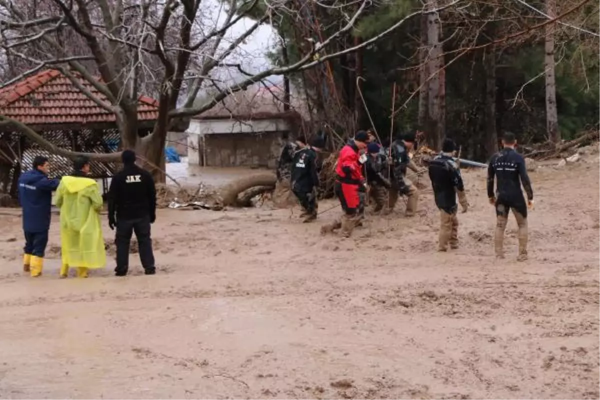 ADIYAMAN\'DA, SEL SULARINA KAPILAN ANNE VE KIZI ARANIYOR