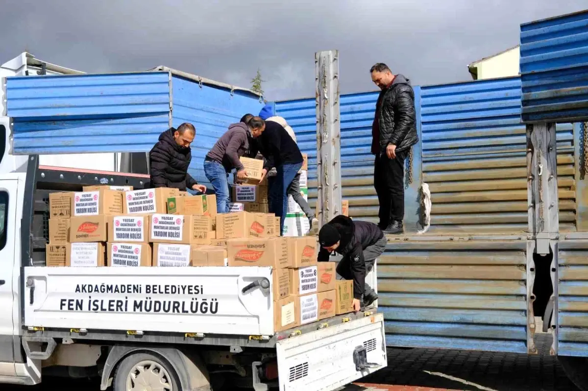 Akdağmadeni\'nde deprem bölgesine yardımlar sürüyor