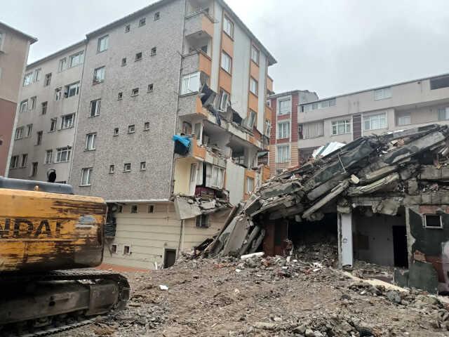 Bahçelievler'de bir binanın yıkım çalışmaları sırasında kepçe operatörü sağlam binanın duvarına hasar verdi Bahçelievler'de bir binanın yıkım çalışmaları sırasında kepçe operatörü sağlam binanın duvarına hasar verdi