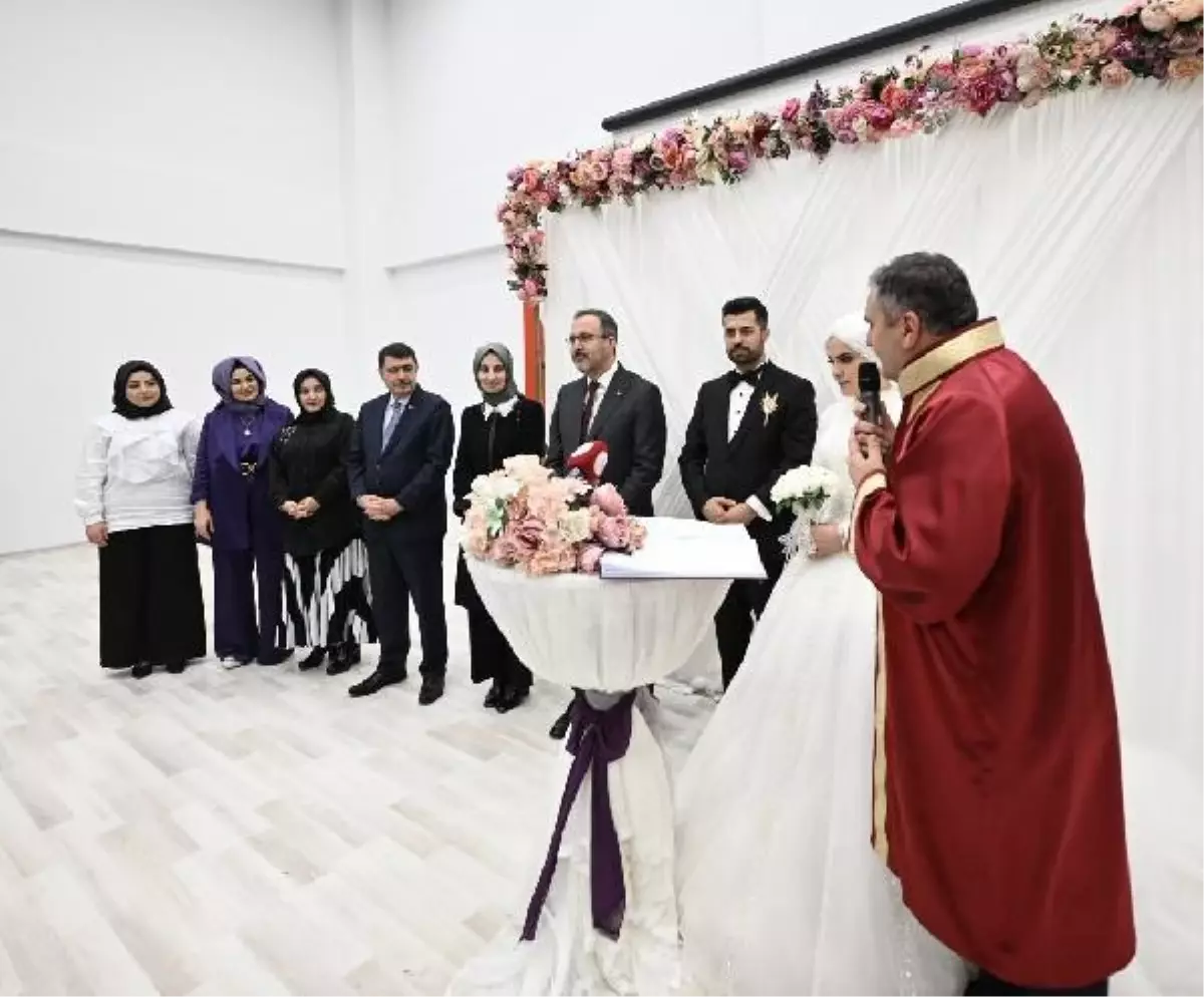 Bakan Kasapoğlu, depremzede çiftin nikah şahidi oldu