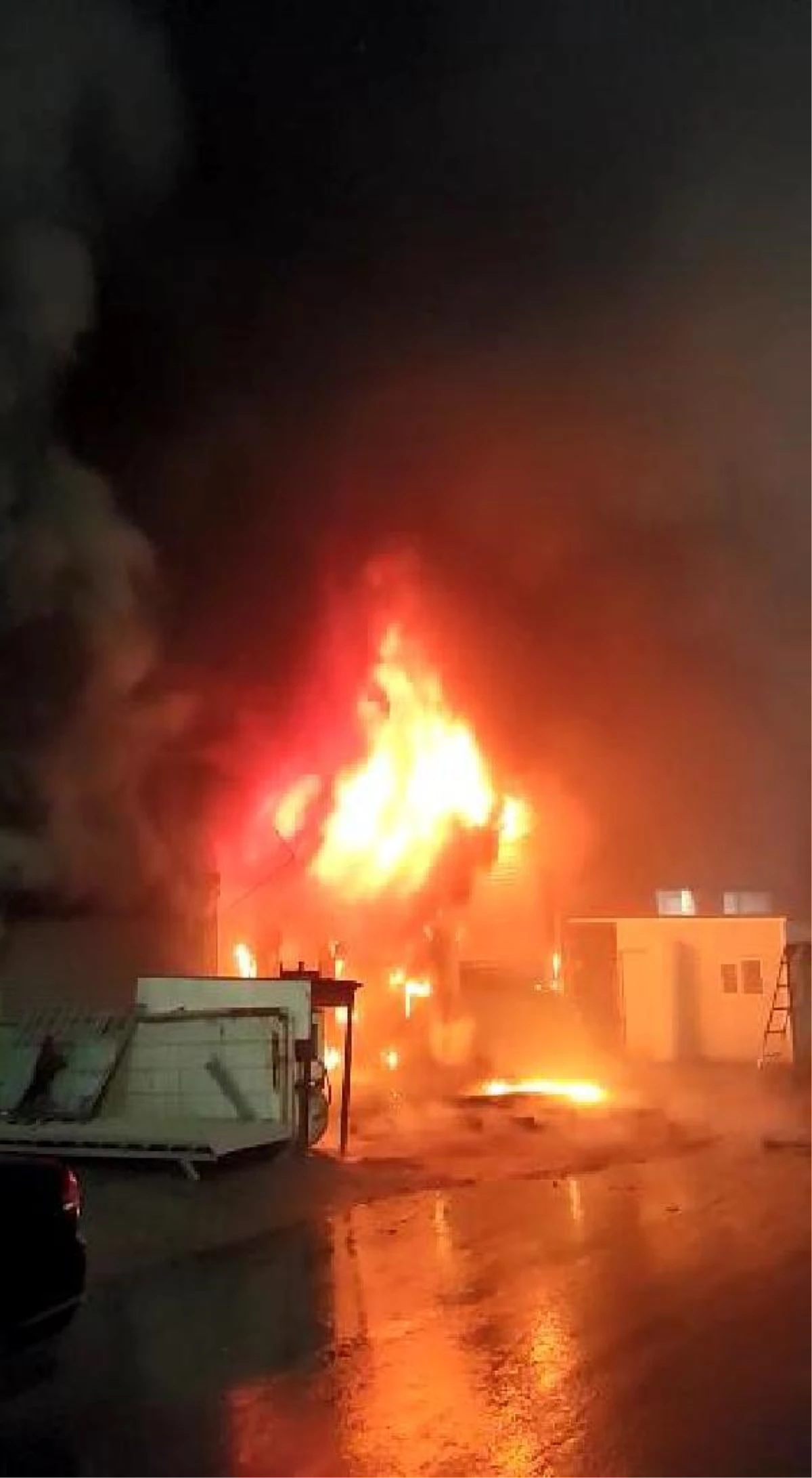 Başakşehir\'de kamyonet kasası imalathanesinde yangın