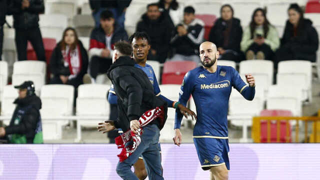 Büyük rezalet! Sahaya atlayan Sivasspor taraftarı, Fiorentinalı futbolcuya yumruk attı