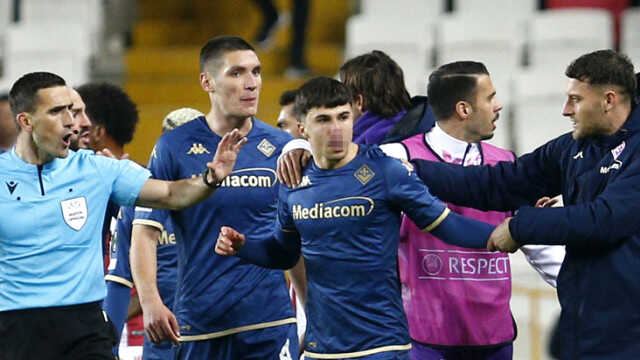 Büyük rezalet! Sahaya atlayan Sivasspor taraftarı, Fiorentinalı futbolcuya yumruk attı