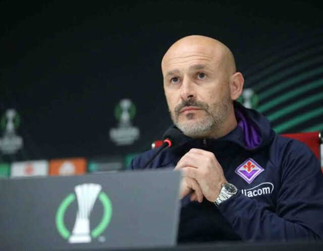 Büyük rezalet! Sahaya atlayan Sivasspor taraftarı, Fiorentinalı futbolcuya yumruk attı